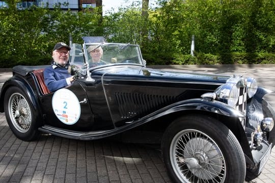 Für Claus und Britta Mirbach sind es die schönen historischen Formen und die einfache Mechanik, die sie an Oldtimern faszinieren.