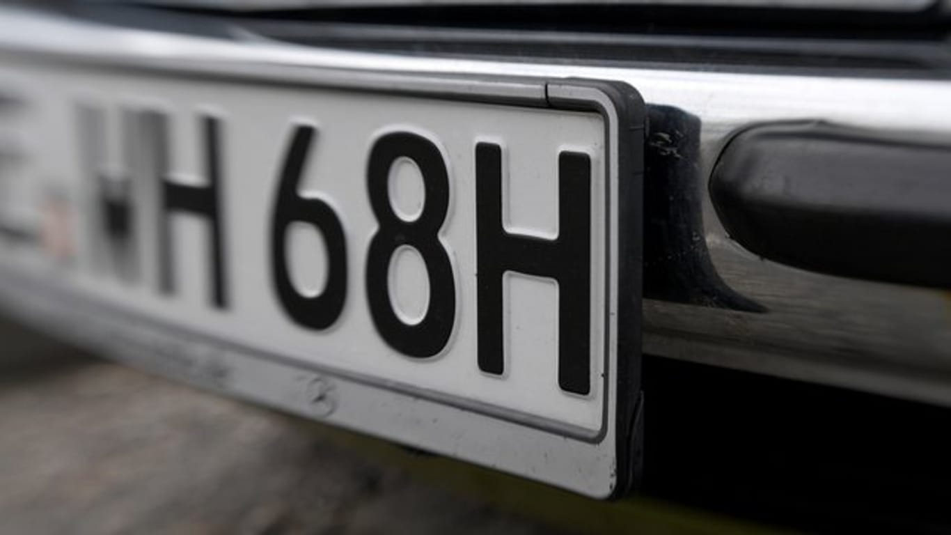 Für Fahrzeuge, die mindestens 30 Jahre alt sind und über ein "Oldtimer"-Gutachten verfügen, gibt es das H-Kennzeichen.