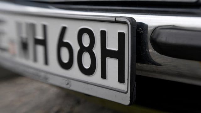 Für Fahrzeuge, die mindestens 30 Jahre alt sind und über ein "Oldtimer"-Gutachten verfügen, gibt es das H-Kennzeichen. Für Fahrzeuge, die mindestens 30 Jahre alt sind und über ein "Oldtimer"-Gutachten verfügen, gibt es das H-Kennzeichen.