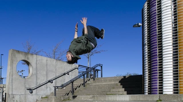 Seit den Ausgangsbeschränkungen bietet sich den Parkourläufern mehr Platz in ihrer Stadt, auch wenn sie nicht mehr zusammen trainieren dürfen.