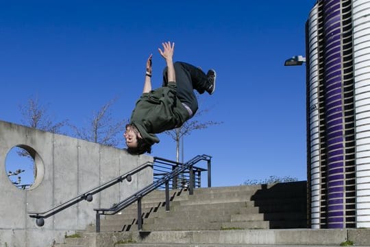 Seit den Ausgangsbeschränkungen bietet sich den Parkourläufern mehr Platz in ihrer Stadt, auch wenn sie nicht mehr zusammen trainieren dürfen.