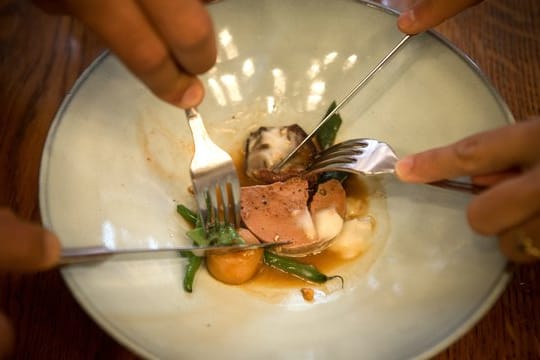 Mehr als leckere Speisen: Für viele Menschen ist Essengehen etwas Besonderes und ein Höhepunkt im Alltag, sagt Ernährungsexpertin Christine Brombach.