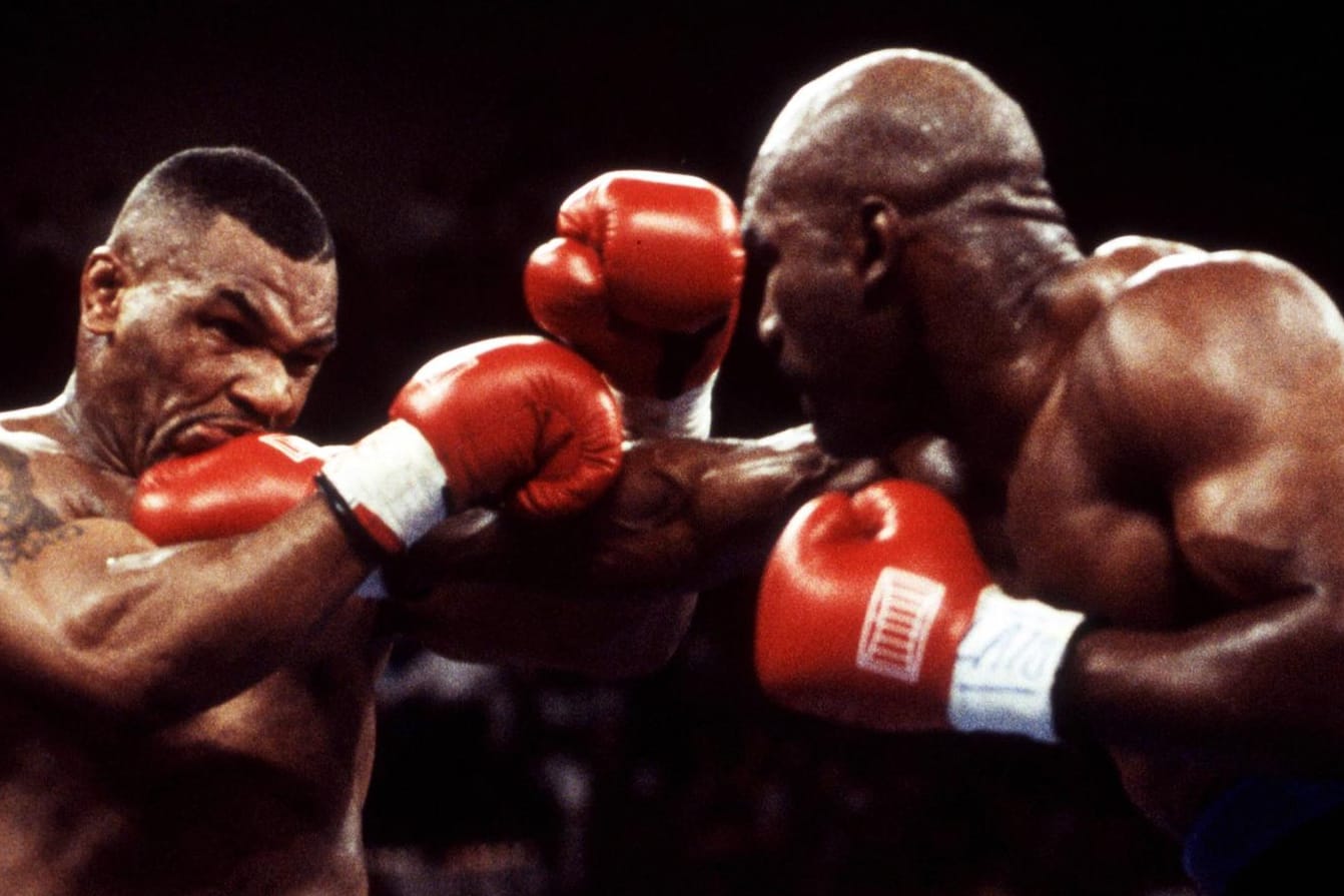 Mike Tyson (li) und Evander Holyfield (re.): Die beiden Schwergewichtsboxer lieferten sich 1996 einen historischen Kampf.