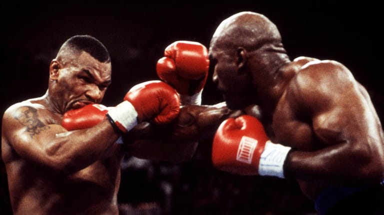 Mike Tyson (li) und Evander Holyfield (re.): Die beiden Schwergewichtsboxer lieferten sich 1996 einen historischen Kampf.