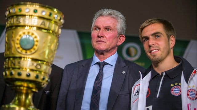 Bayern Trainer Jupp Heynckes (r) posiert 2013 mit Team-Kapitän Philipp Lahm und DFB-Pokal.