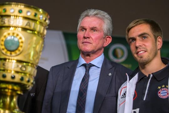 Bayern Trainer Jupp Heynckes (r) posiert 2013 mit Team-Kapitän Philipp Lahm und DFB-Pokal.