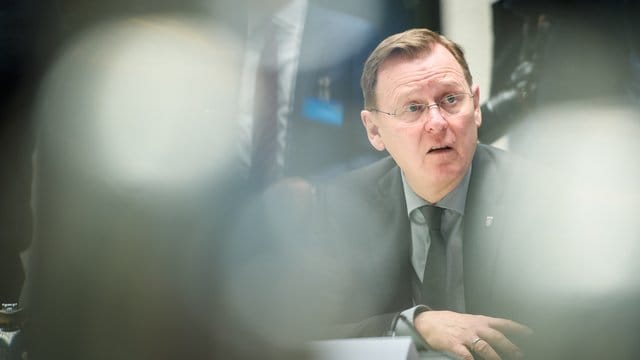 Bodo Ramelow sitzt bei einer Pressekonferenz