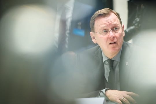 Bodo Ramelow sitzt bei einer Pressekonferenz