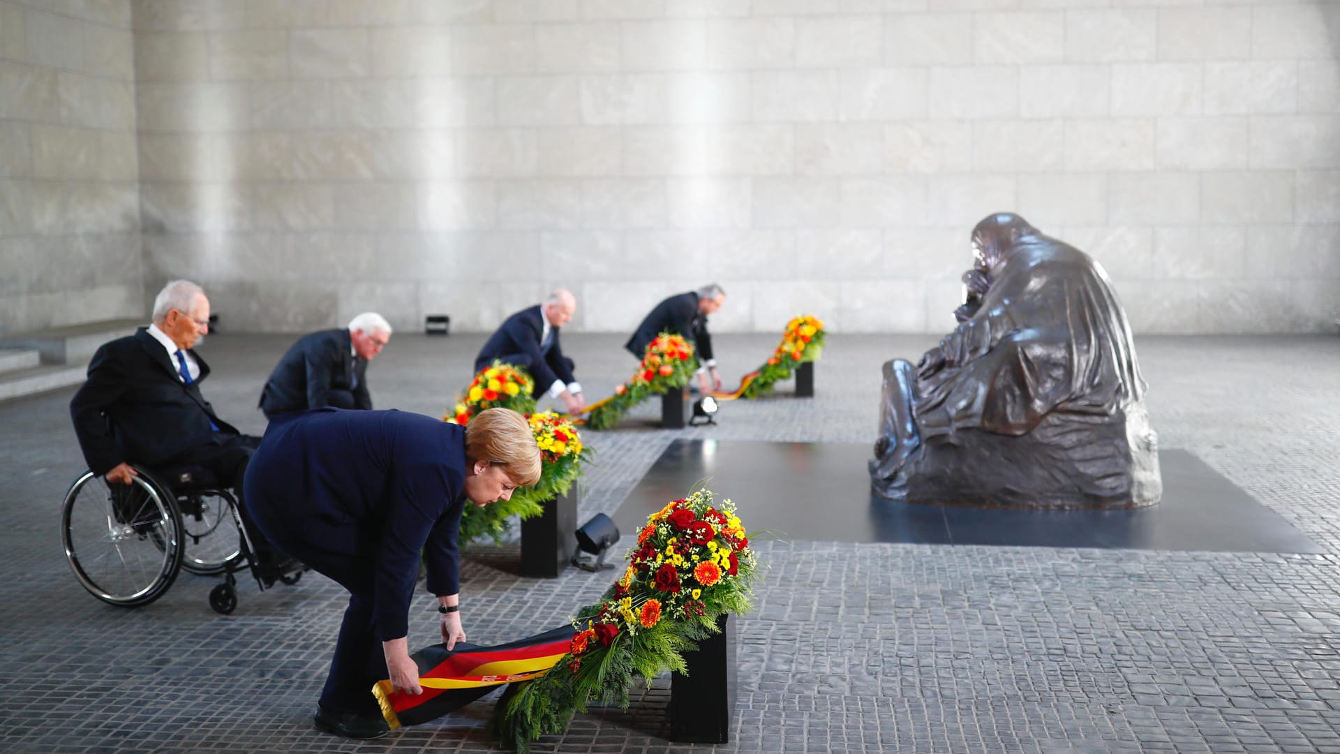 Angela Merkel, Wolfgang Schaeuble, Frank-Walter Steinmeier, Dietmar Woidke und Verfassungsrichter Andreas Vosskuhle bei der Gedenkveranstaltung zum 75. Jahrestag des Endes des Zweiten Weltkriegs.