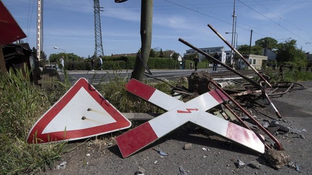 Spuren des tödlichen Unglücks an dem Bahnübergang im Frankfurter Stadtteil Nied.