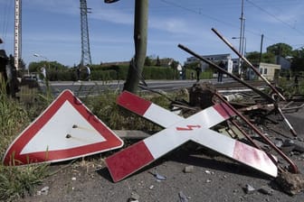 Spuren des tödlichen Unglücks an dem Bahnübergang im Frankfurter Stadtteil Nied.