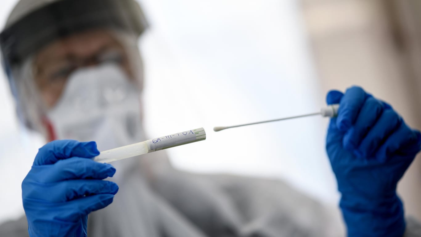Eine Mitarbeiterin hält ein Abstrichstäbchen eines Coronavirus-Tests: "Uns ist schleierhaft, wo sie herkommt", sagt die BVÖGD-Vorsitzende über die Zahl 50, bei der die Obergrenze liegt. (Symbolbild)
