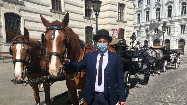 Adam Liko mit Mundschutz wartet auf Kundschaft.