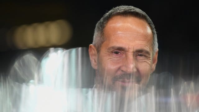 Wird das Trainingslager mit seinem Team bis zum Neustart "in einem Hotel in Frankfurt" absolvieren: Eintracht-Coach Adi Hütter. Wird das Trainingslager mit seinem Team bis zum Neustart "in einem Hotel in Frankfurt" absolvieren: Eintracht-Coach Adi Hütter.