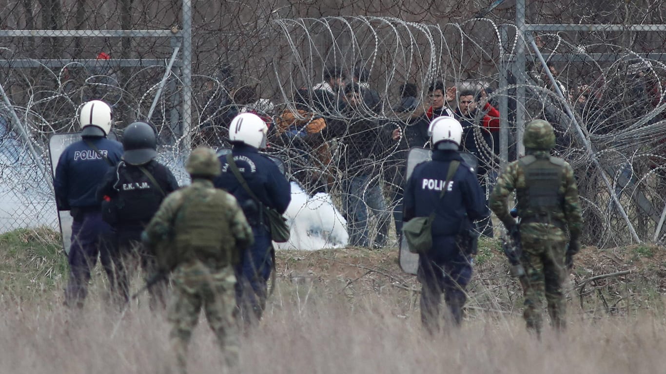 Griechische Polizei und Soldaten am Grenzübergang zur Türkei. Dort soll sich Anfang März eine Bluttat ereignet haben.