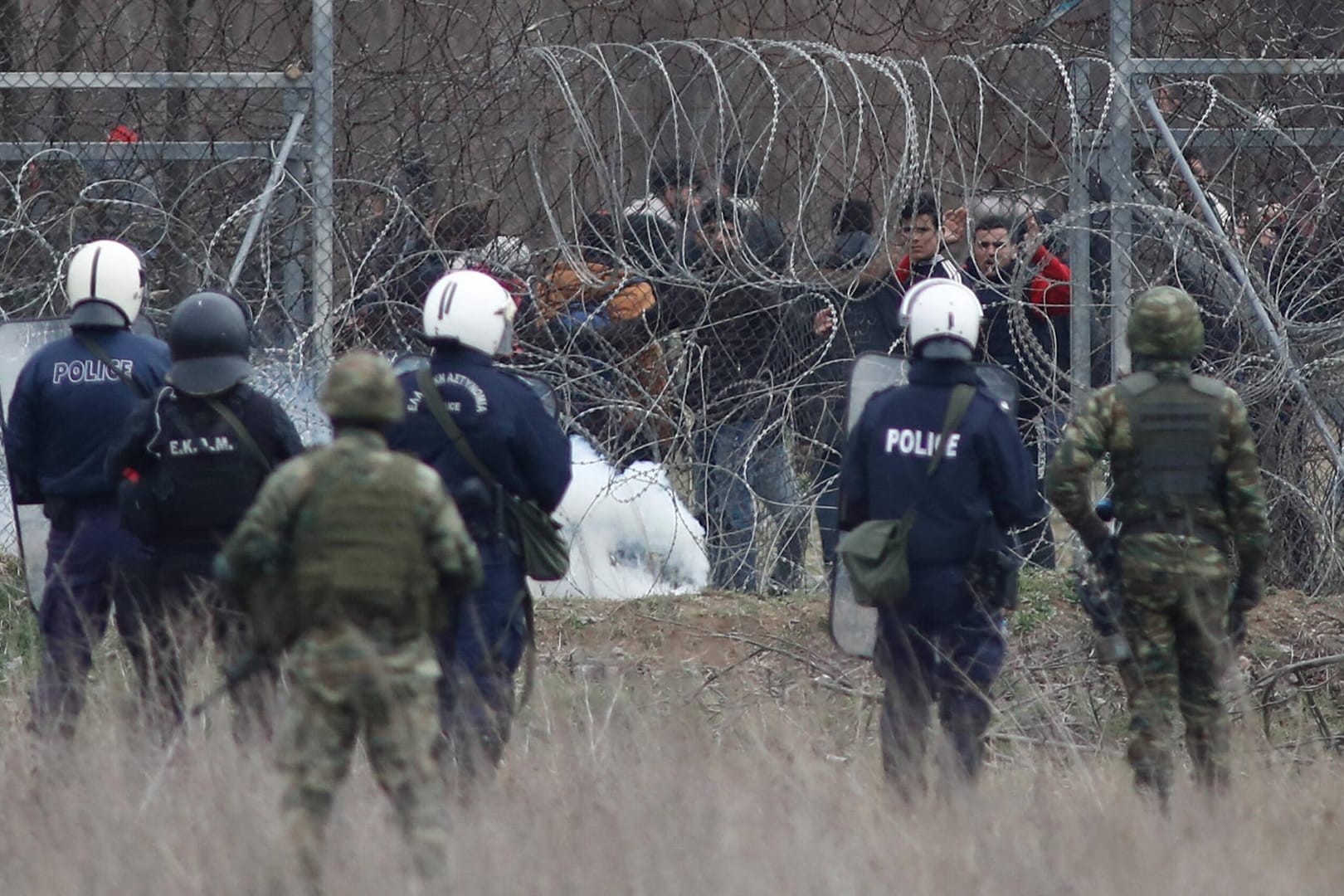 Griechische Polizei und Soldaten am Grenzübergang zur Türkei. Dort soll sich Anfang März eine Bluttat ereignet haben.