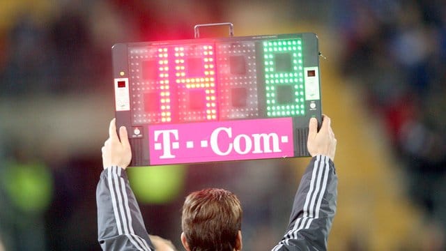 Vorübergehend werden im Fußball fünf Auswechslungen pro Spiel erlaubt. Vorübergehend werden im Fußball fünf Auswechslungen pro Spiel erlaubt.