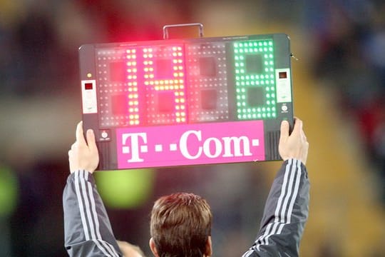 Vorübergehend werden im Fußball fünf Auswechslungen pro Spiel erlaubt.