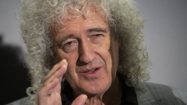 Brian May leidet unter heftigen Schmerzen und zieht sich deshalb einweilen zurück.