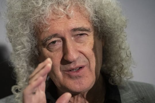 Brian May leidet unter heftigen Schmerzen und zieht sich deshalb einweilen zurück.