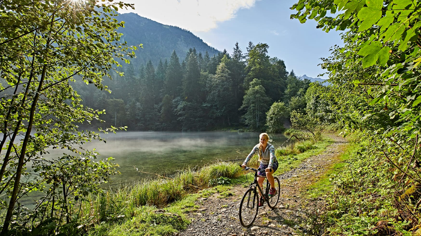 Iller-Radweg: Im Sattel unterwegs am Christlesee, einem Anlaufpunkt entlang des Iller-Radwegs.