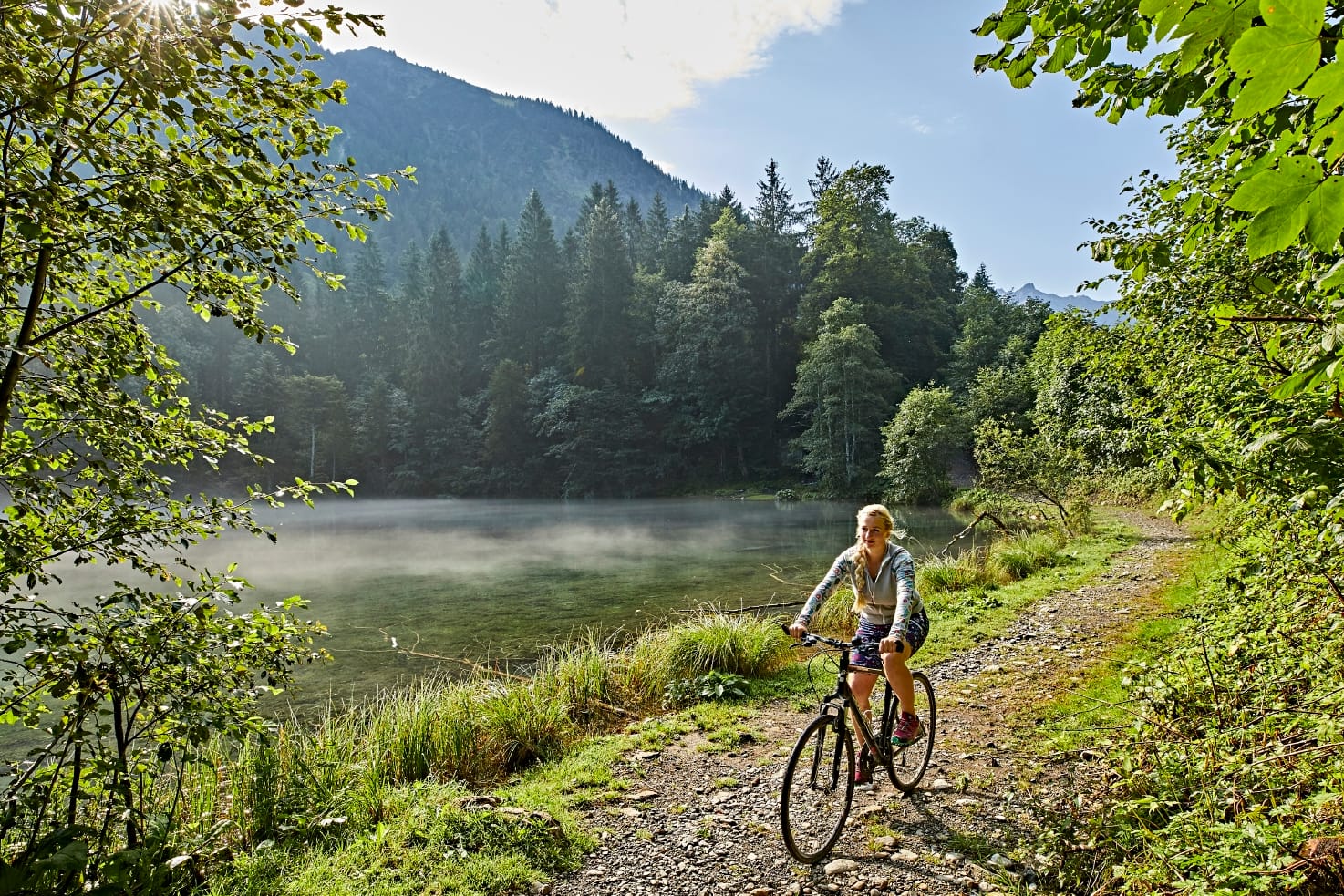 Iller-Radweg: Im Sattel unterwegs am Christlesee, einem Anlaufpunkt entlang des Iller-Radwegs.