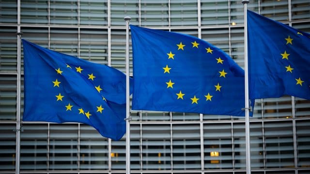 Flaggen der Europäischen Union wehen im Wind vor der Europäischen Kommission in Brüssel. Flaggen der Europäischen Union wehen im Wind vor der Europäischen Kommission in Brüssel.