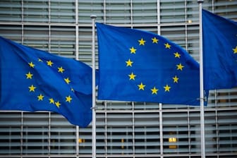 Flaggen der Europäischen Union wehen im Wind vor der Europäischen Kommission in Brüssel.