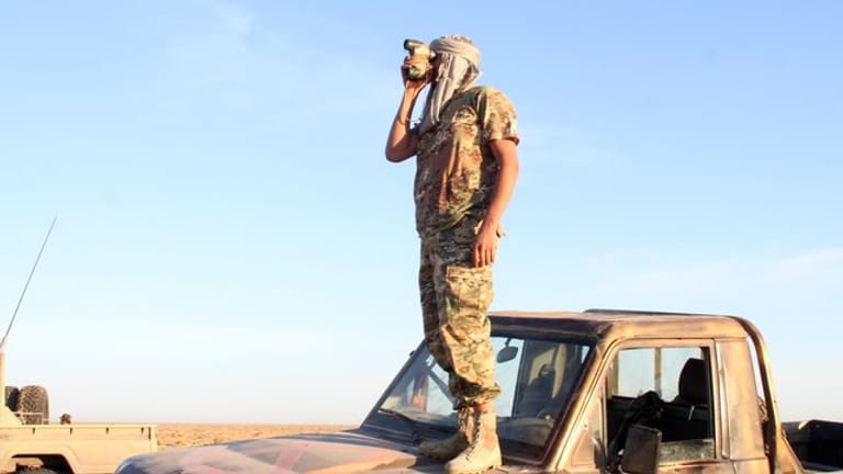 Ein Kämpfer der von den Vereinten Nationen unterstützten libyschen Regierung des Nationalen Abkommens(GNA) steht in der Nähe des Luftwaffenstützpunktes Watya.