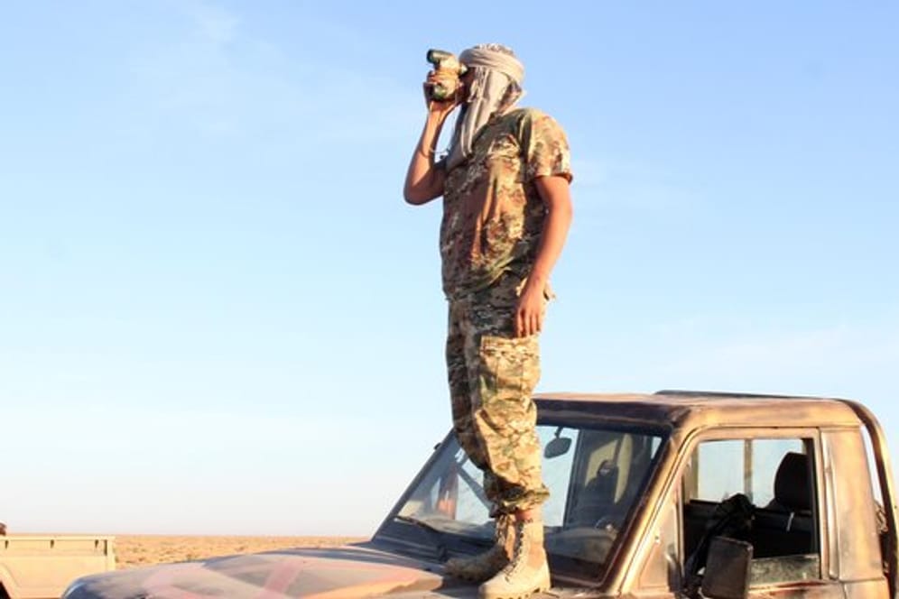 Ein Kämpfer der von den Vereinten Nationen unterstützten libyschen Regierung des Nationalen Abkommens(GNA) steht in der Nähe des Luftwaffenstützpunktes Watya.