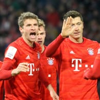 Die Bayern um Thomas Müller und Robert Lewandowski (M.) beim Torjubel: Künftig werden vorerst andere Regeln gelten.