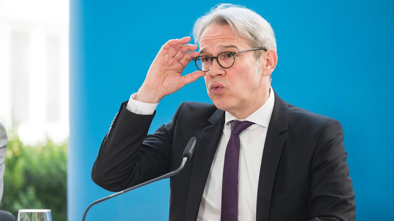 Georg Maier: Thüringens Innenminister warnt vor der Verbreitung von Verschwörungstheorien.