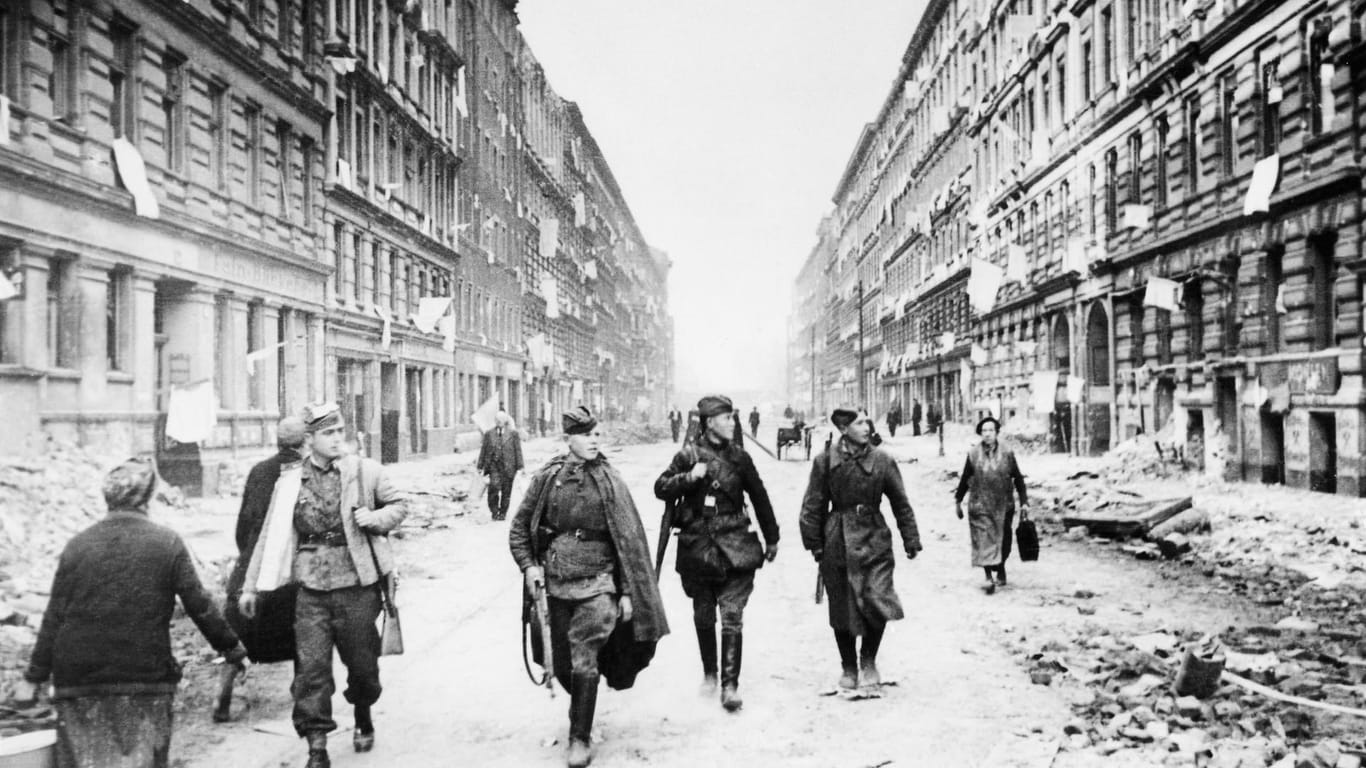 Berlin 1945: Soldaten der Roten Armee patrouillieren in den Straßen.