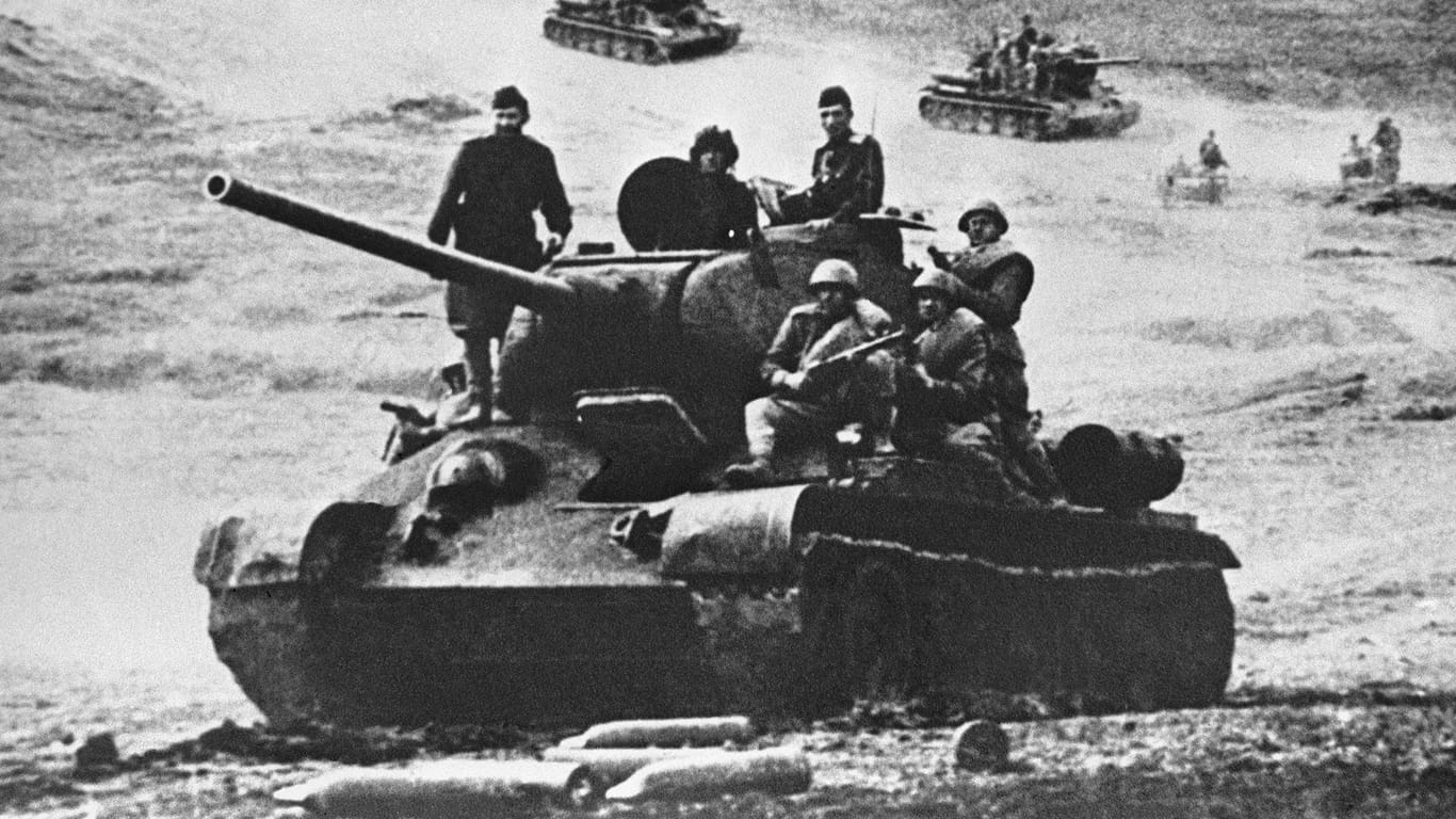 Sowjetische Soldaten auf einem T-34: Mithilfe dieses Panzertypen gelangen der Roten Armee große Erfolg eim Zweiten Weltkrieg.