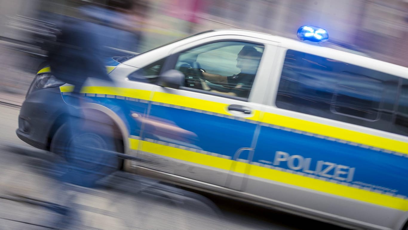 Polizei: Musste in Schleswig-Holstein einen Jugendlichen retten, der auf einen Strommast geklettert war (Symbolbild).