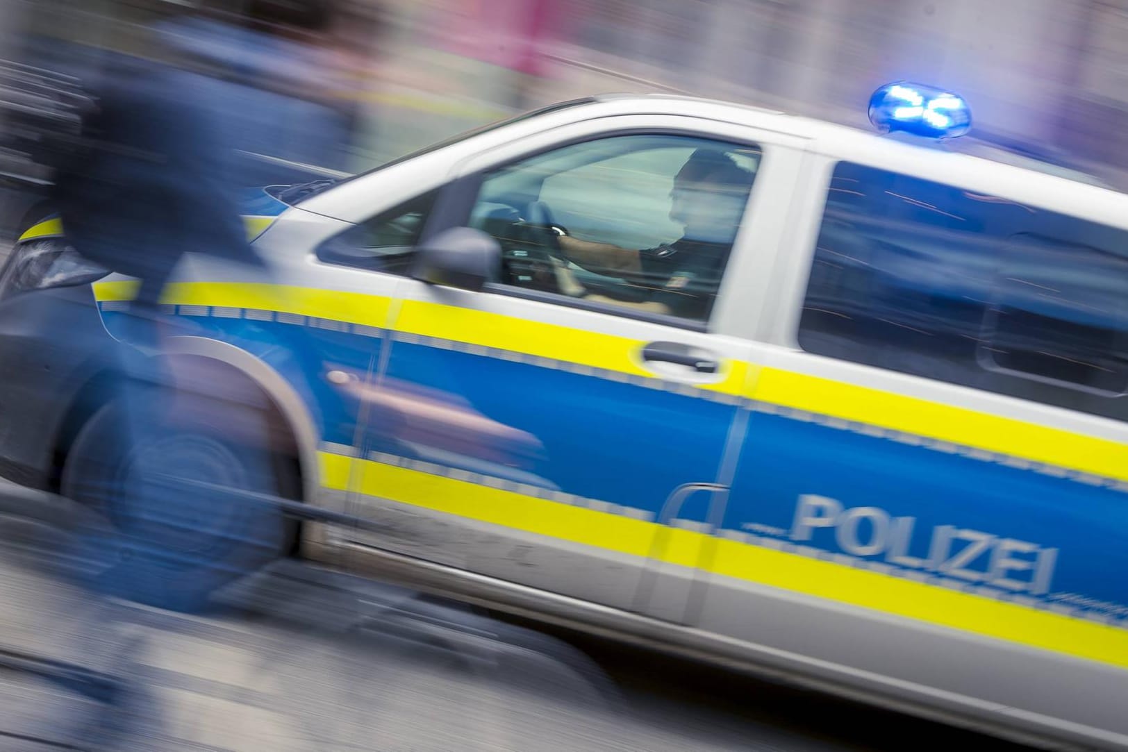 Polizei: Musste in Schleswig-Holstein einen Jugendlichen retten, der auf einen Strommast geklettert war (Symbolbild).