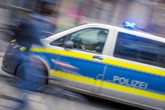 Polizei: Musste in Schleswig-Holstein einen Jugendlichen retten, der auf einen Strommast geklettert war (Symbolbild).