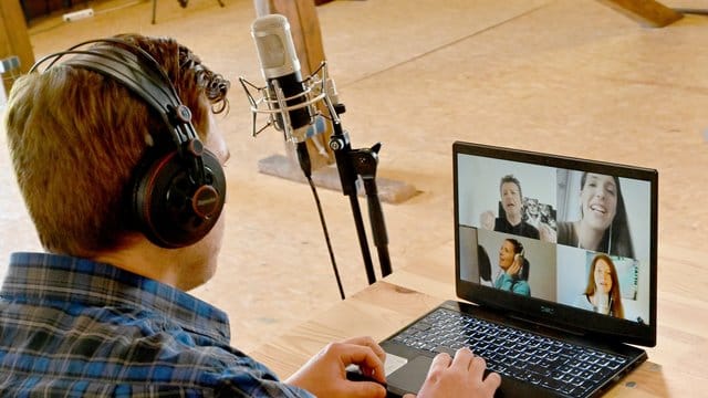 Lehrer Jens Illemann hat für das Corona-Spezial-Online-Orchester mit 1320 Laienmusikern gemeinsam ein Rocklied von den Scorpions spielen lassen.