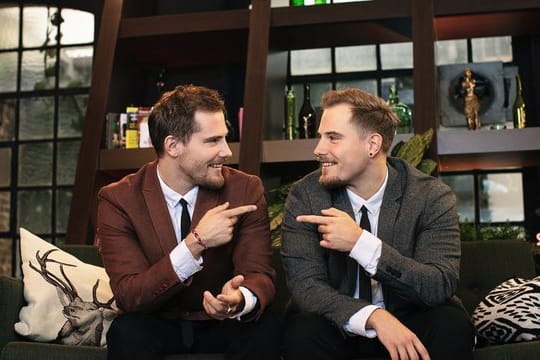 Die Zwillinge Dennis und Benjamin "Benni" Wolter vom YouTube-Kanal "World Wide Wohnzimmer" präsentieren alle 41 Teilnehmer des diesjährigen ESC mit ihren Musikvideos.