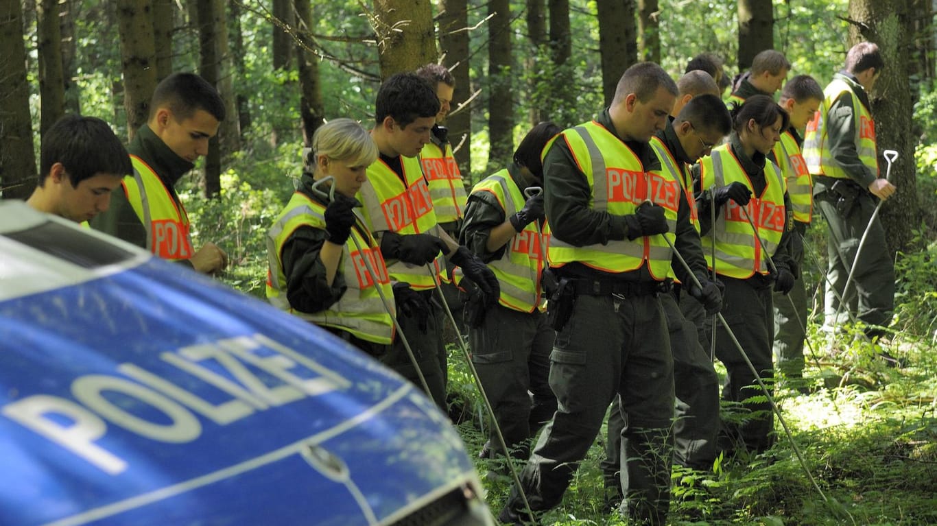 Beamte durchsuchen den Wald nahe dem Leichenfundort: Im Frühjahr 2010 wurde Maria Bögerl erst entführt und dann getötet. Die Suche nach dem Täter geht weiter. (Archivbild)