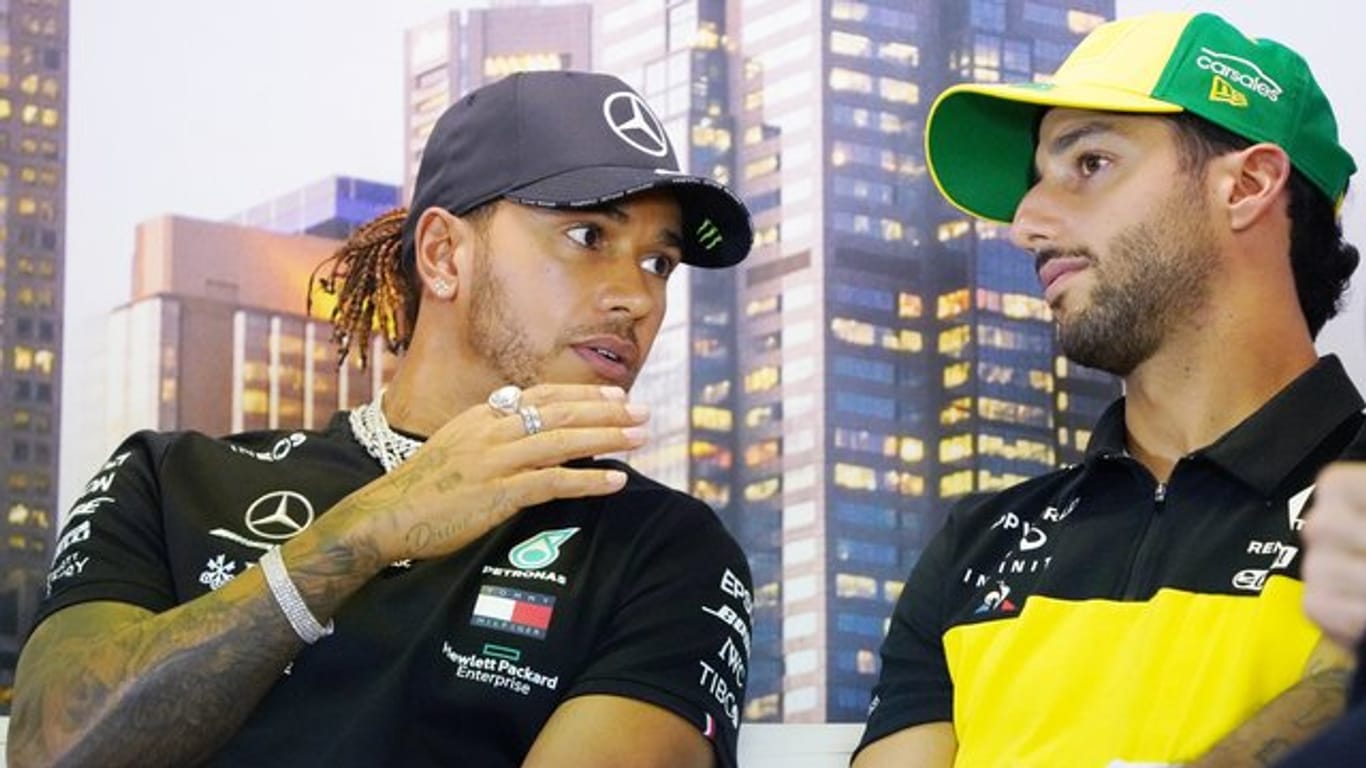 Glaubt an Chaos beim Start der Formel 1: Daniel Ricciardo (r) mit Lewis Hamilton.