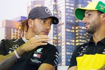 Glaubt an Chaos beim Start der Formel 1: Daniel Ricciardo (r) mit Lewis Hamilton.