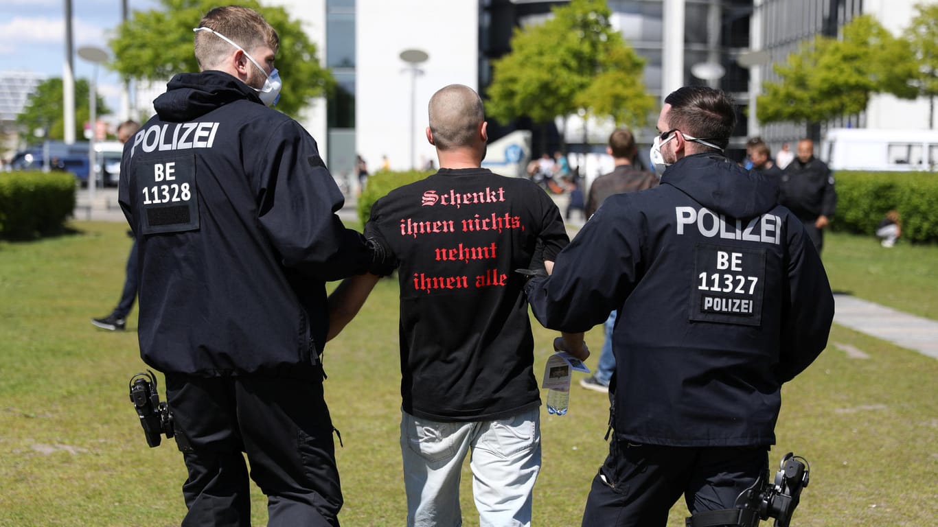 Bei einer Demonstration gegen die Corona-Maßnahmen in Berlin gibt es Festnahmen.
