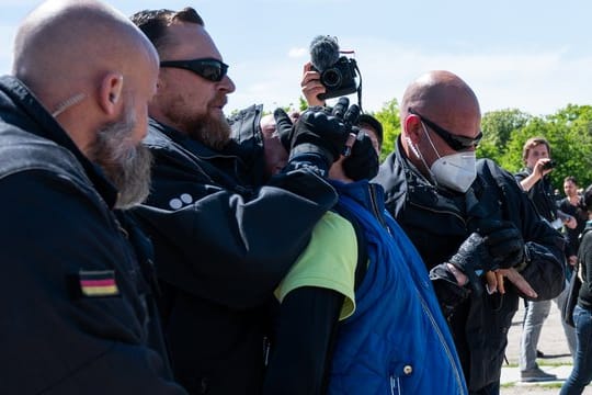 Bei der Demonstration vor dem Reichstagsgebäude wird ein Teilnehmer festgenommen.