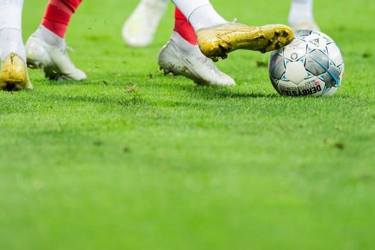Fernab der Saisonfortsetzung gibt es Forderungen nach einem Umdenken im Fußball.