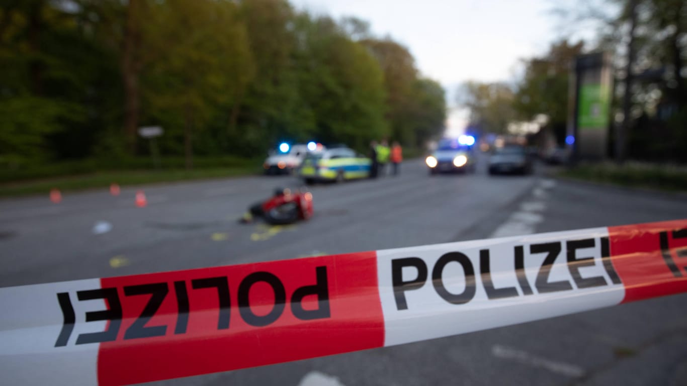 Schwerer Verkehrsunfall mit einem Motorrad (Symbolbild): Am Samstag hat es in Deutschland mehrere Unglücke gegeben.