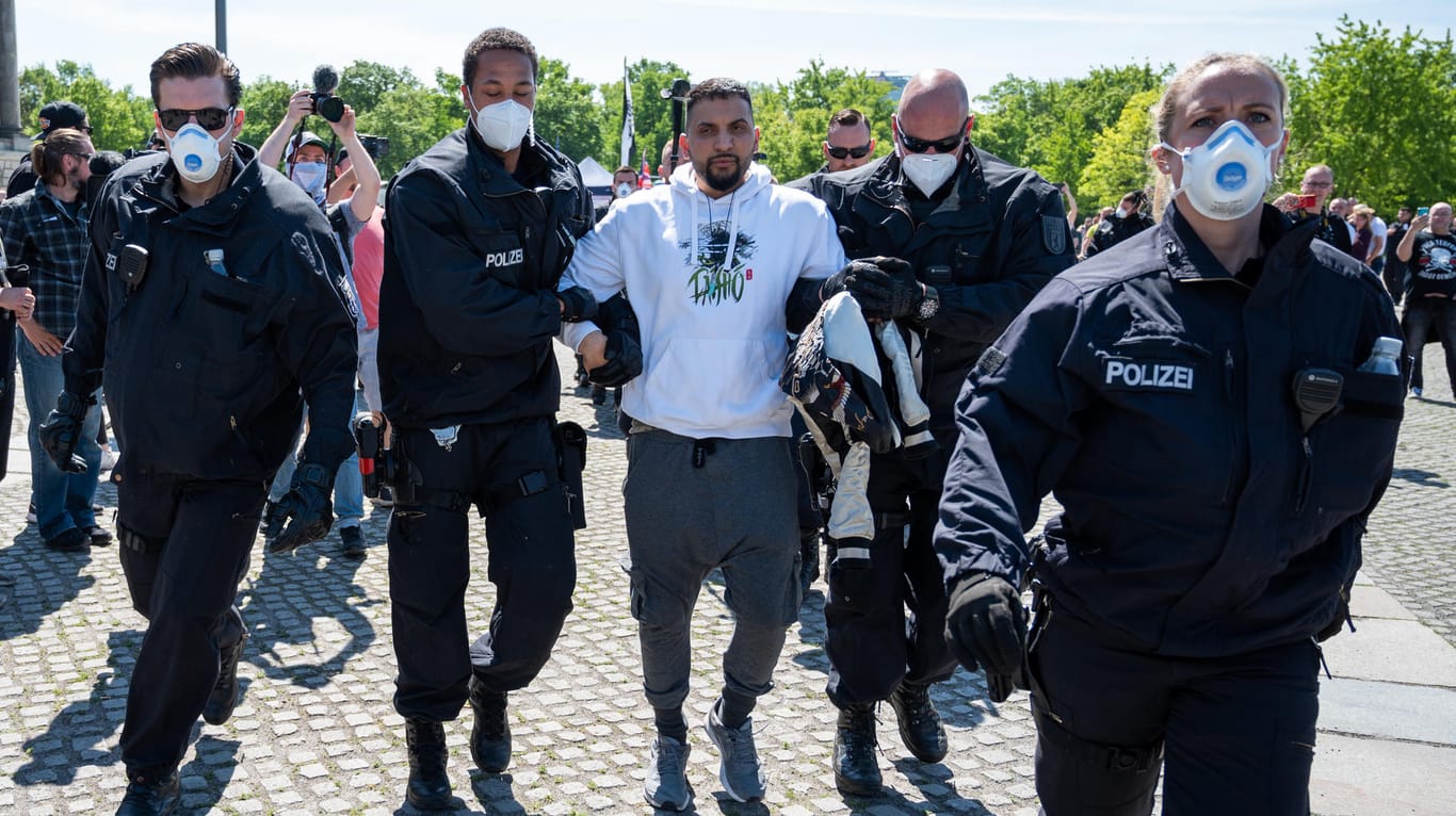 Berlin: Attila Hildmann wird bei einer Demonstration vor dem Reichstagsgebäude von Polizisten abgeführt.