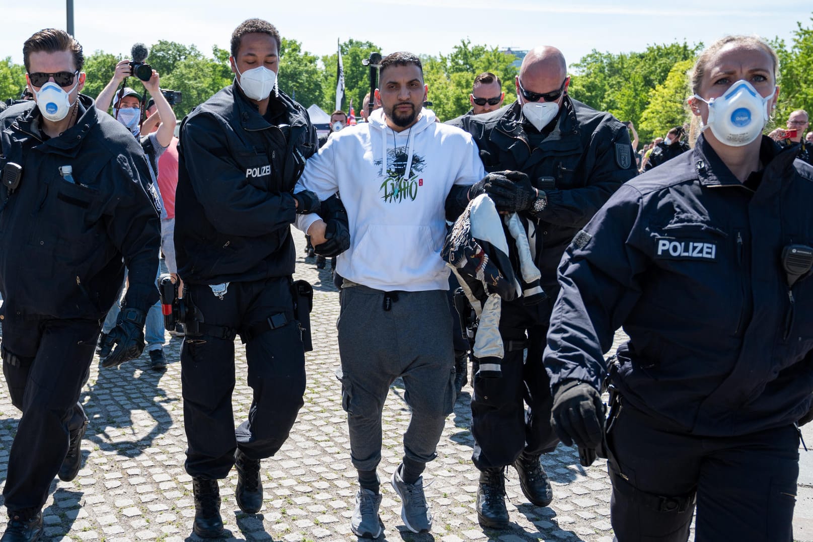 Berlin: Attila Hildmann wird bei einer Demonstration vor dem Reichstagsgebäude von Polizisten abgeführt.