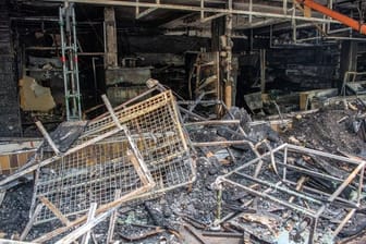 Zerstörtes Geschäft nach einem Brandanschlag in Waldkraiburg.