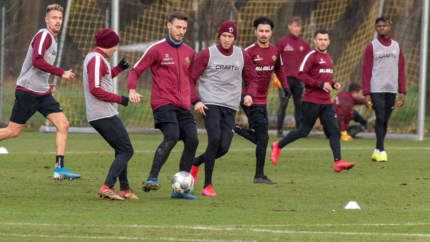 Die Mannschaft von Dynamo Dresden beim Mannschaftstraining Anfang März. Nun ist die ganze Mannschaft in Quarantäne.